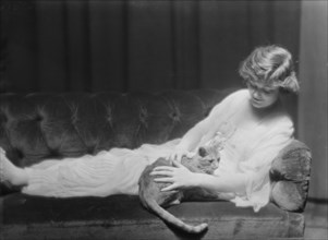Murdock, Ann, Miss, with Buzzer the cat, portrait photograph, 1914 July 23. Creator: Arnold Genthe.