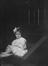 Welch, A., Mrs., baby of, portrait photograph, 1907 Feb. 12. Creator: Arnold Genthe.