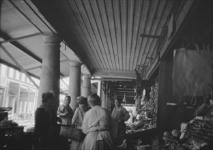 Market scene, New Orleans, between 1920 and 1926. Creator: Arnold Genthe.