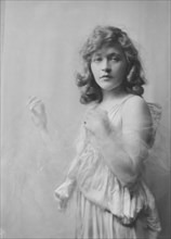 Murray, Mae, Miss, portrait photograph, 1915 Dec. 3. Creator: Arnold Genthe.