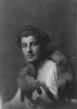 Morris, Gouverneur, Mrs., portrait photograph, 1917 Sept. 8. Creator: Arnold Genthe.