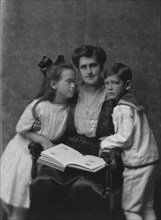 Esberg, A., Mrs., and children, portrait photograph, 1915 Feb. 10. Creator: Arnold Genthe.