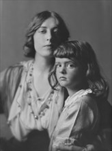 Leo, Edgar, Mrs., and daughter, portrait photograph, 1916. Creator: Arnold Genthe.