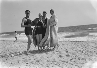 Group of people at Long Beach, New York, between 1896 and 1942. Creator: Arnold Genthe.