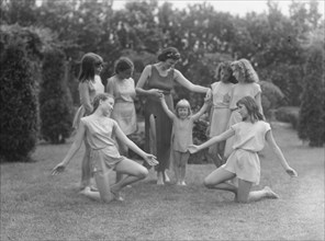 Anita Zahn dancers, between 1911 and 1942. Creator: Arnold Genthe.