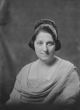 Mrs. Drake, portrait photograph, 1919 Feb. 10. Creator: Arnold Genthe.