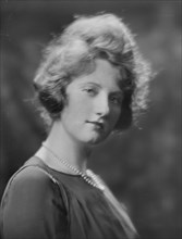 Miss Helen Eder, portrait photograph, 1918 June 4. Creator: Arnold Genthe.