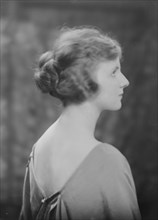 Miss Earline Espey, portrait photograph, 1918 Apr. 19. Creator: Arnold Genthe.