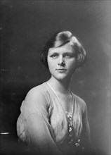Miss Jean Graydon, portrait photograph, 1919 Sept. 23. Creator: Arnold Genthe.