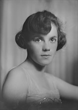 Miss Hoyt, portrait photograph, 1918 June 11. Creator: Arnold Genthe.