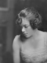 Miss Hoyt, portrait photograph, 1918 June 11. Creator: Arnold Genthe.