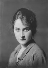 Miss Theresa Josephs, portrait photograph, 1917 Nov. 19. Creator: Arnold Genthe.