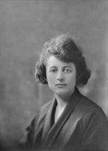 Secretary of Miss Ladenburg, portrait photograph, 1918 June 8. Creator: Arnold Genthe.