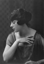 Miss Evelyn Mack, portrait photograph, 1917 Nov. 27. Creator: Arnold Genthe.