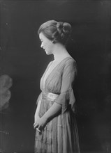 Mrs. Marshall, portrait photograph, 1918 Nov. 23. Creator: Arnold Genthe.