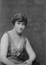 Mrs. Murphy, portrait photograph, 1918 Apr. 30. Creator: Arnold Genthe.