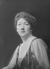 Mrs. Walter M. Murphy, portrait photograph, 1918 Nov. Creator: Arnold Genthe.