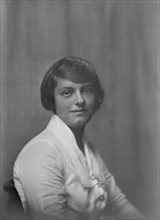 Miss Noyes, portrait photograph, 1919 Sept. 23. Creator: Arnold Genthe.