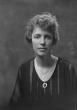 Mrs. Irving Olds, portrait photograph, 1918 Mar. 27. Creator: Arnold Genthe.