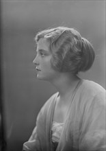 Mrs. E.H. Roselle, portrait photograph, 1918 Nov. 22. Creator: Arnold Genthe.
