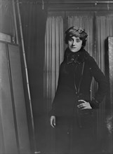Miss Schellig, portrait photograph, 1919 Aug. 11. Creator: Arnold Genthe.