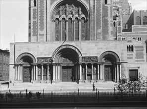 St. Bartholomew's Church, New York City, between 1896 and 1942. Creator: Arnold Genthe.