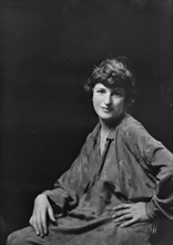 Mrs. L. Stallings, portrait photograph, 1919 May. Creator: Arnold Genthe.