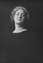Miss Helen Trotter, portrait photograph, 1918 Dec. Creator: Arnold Genthe.