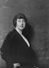 Mrs. Thornton White, portrait photograph, 1917 Dec. Creator: Arnold Genthe.