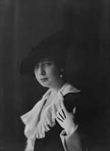 Montgomery, Mrs., portrait photograph, 1916. Creator: Arnold Genthe.