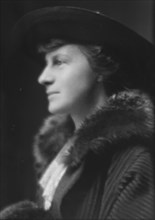 Motley, A.H., Mrs., portrait photograph, 1915. Creator: Arnold Genthe.