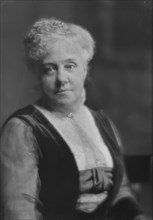 Norden, C., Mrs., portrait photograph, 1915. Creator: Arnold Genthe.
