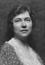 Peake, H.G., Mrs., portrait photograph, 1913. Creator: Arnold Genthe.