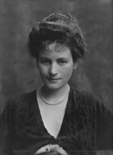 Peckham, Mrs., portrait photograph, 1914 Dec. Creator: Arnold Genthe.