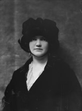 Putnam, Nina Wilcox, Mrs., portrait photograph, 1913. Creator: Arnold Genthe.