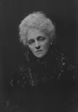 Robbins, J.W., Mrs., portrait photograph, 1917 Nov. 2. Creator: Arnold Genthe.