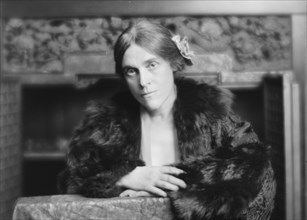 Roberts, Mary, Mrs., portrait photograph, 1915. Creator: Arnold Genthe.