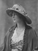 Rosen, Walter T., Mrs., portrait photograph, 1915. Creator: Arnold Genthe.