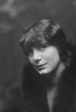 Scheftel, Walter, Mrs., portrait photograph, 1912 Nov. 21. Creator: Arnold Genthe.