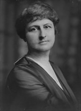 Selden, S.L., Mrs., portrait photograph, 1915. Creator: Arnold Genthe.