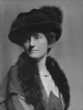Seymour, H.T., Mrs., portrait photograph, 1913. Creator: Arnold Genthe.