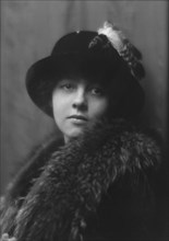 Smith, Kathleen, Miss (Mrs. Coleman), portrait photograph, 1912 or 1913. Creator: Arnold Genthe.