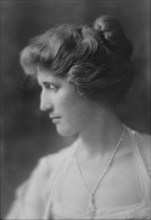 Stowell, H.L., Mrs., portrait photograph, 1915 July 22. Creator: Arnold Genthe.