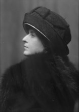Thomas, S.B., Mrs., portrait photograph, 1912 Nov. 26. Creator: Arnold Genthe.