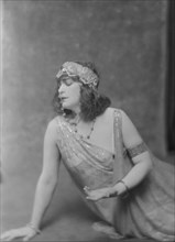 Tuazsky, Mrs., portrait photograph, 1916 Mar. Creator: Arnold Genthe.
