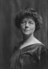 Ward, Mable R., Mrs., portrait photograph, 1913. Creator: Arnold Genthe.