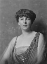 White, G.W., Mrs., portrait photograph, 1916 or 1917. Creator: Arnold Genthe.