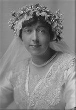 Sampson, R.W., Mrs., portrait photograph, 1914 Nov. 13. Creator: Arnold Genthe.