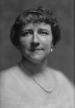 Velie, W.L., Mrs., portrait photograph, 1913. Creator: Arnold Genthe.
