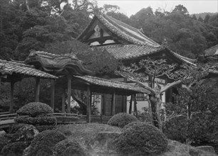 Unidentified building, Japan, 1908. Creator: Arnold Genthe.